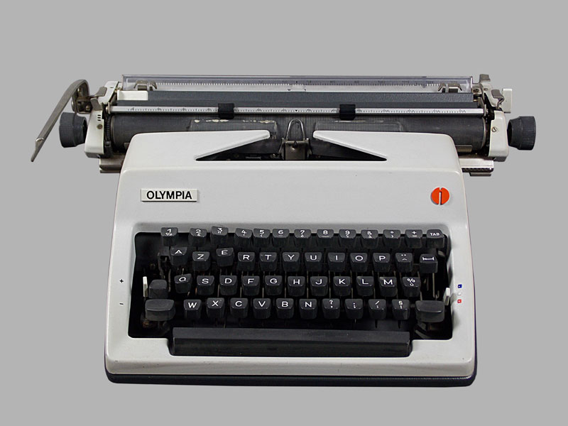 Machine à écrire mécanique portable - Conservatoire du Patrimoine  Hospitalier Régional