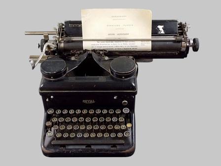 Machine à écrire mécanique - Conservatoire du Patrimoine Hospitalier  Régional