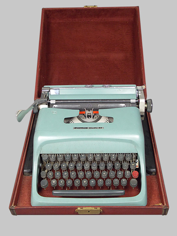 Machine à écrire mécanique portable - Conservatoire du Patrimoine
